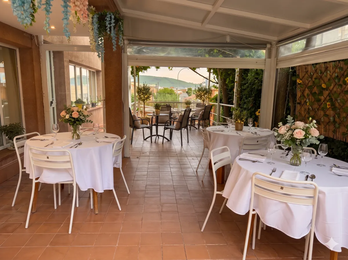 Terraza de Vereda del Sol con mesas y vegetación
